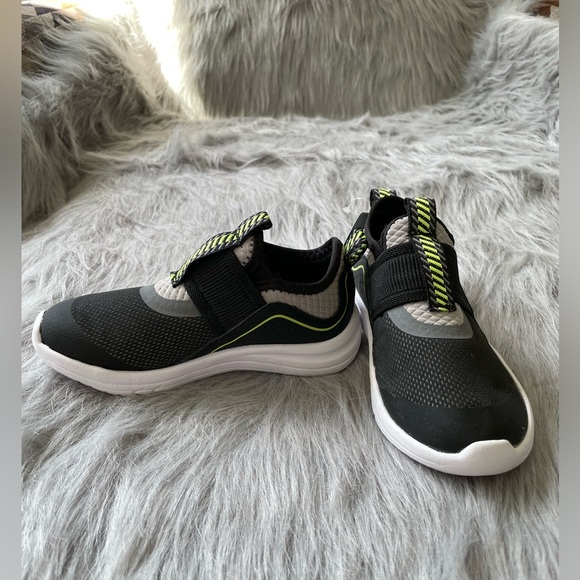 NWT Boys ATHLETICS WORKS Slip On Athletics sneakers. Size 9 - Picture 2 of 6